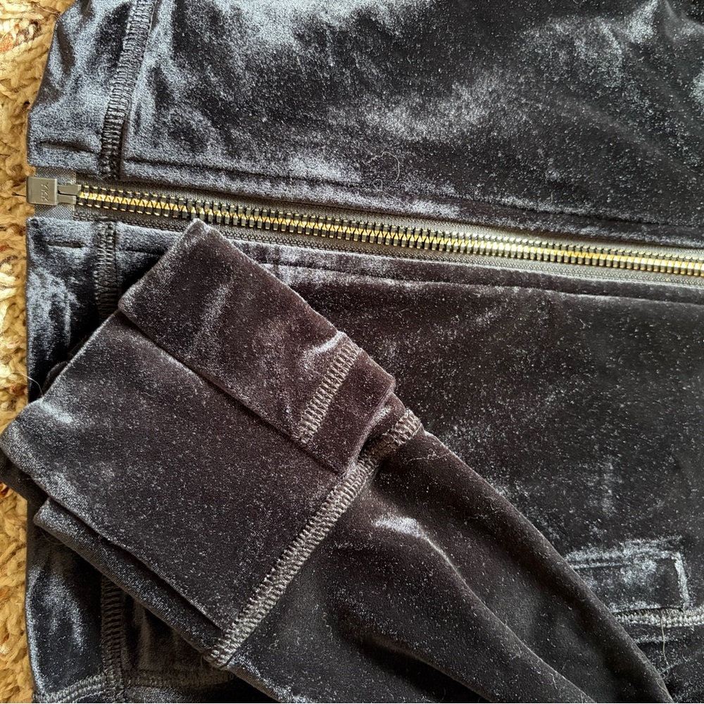 Lululemon Define Hooded Jacket *Velvet
Black 6 - Picture 7 of 9